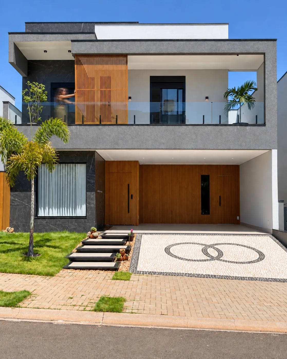 Fachada de sobrado com brise de madeira, varanda com vidro e acesso com escada flutuante, obra entregue por Jennifer Faustino